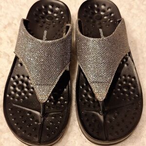 Womens Aerothotic slip on sandals size 9